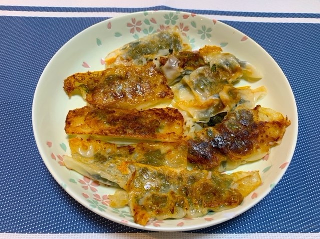 餃子の皮に豚肉と大葉を雑に挟んで焼いてポン酢をつけて食べる サッキーブログ